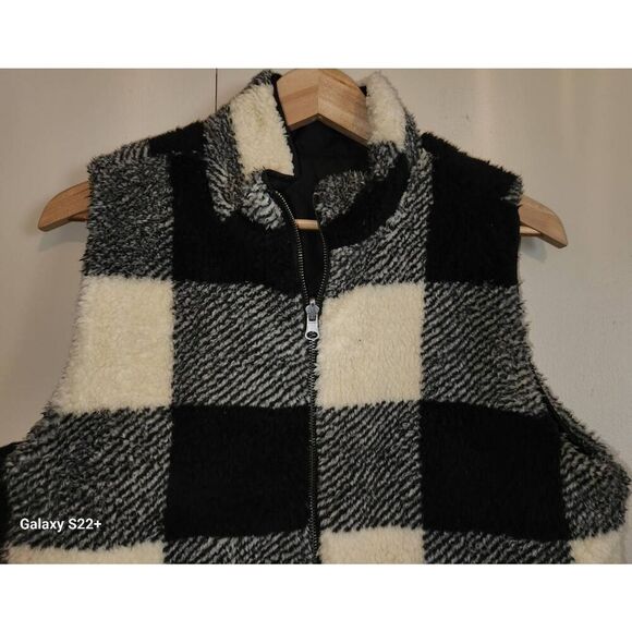 V22 Thread & Supply Black & White Buffalo Check Reversable Sherpa vest - Picture 7 of 9